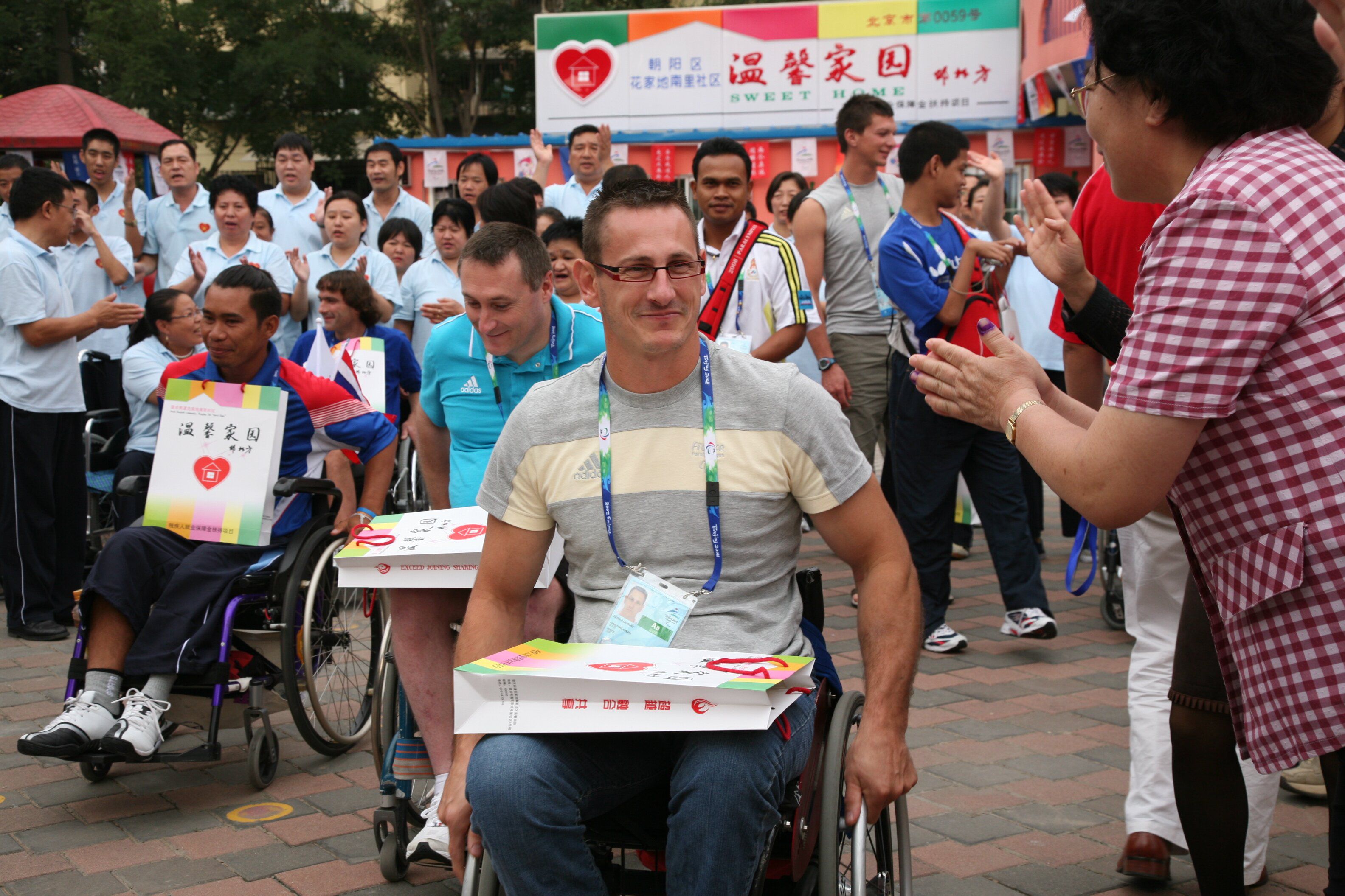 图为2008年残奥会运动员参观温馨家园。望京街道温馨家园供图。