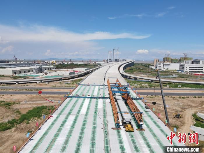 中(山)开(平)高速公路横门互通主线桥第一跨预制箱梁架设完成 中铁大桥局供图