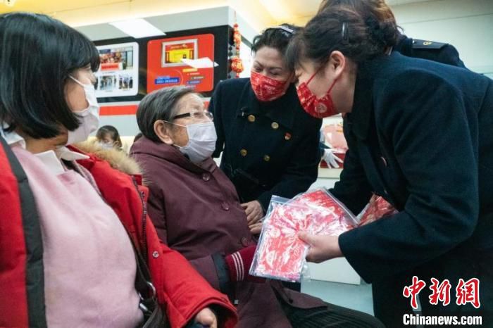 太原铁路职工将“福”字、春联赠送给出行旅客，让返乡旅客感受到旅途的温馨。　吕宇飞 摄