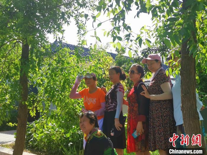 游客在韦桥村中合影留念。　李元昊 摄