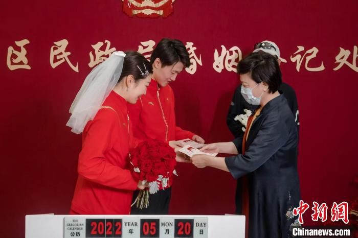 5月20日，冬奥冠军徐梦桃在辽宁沈阳领结婚证。　辽宁省民政厅供图