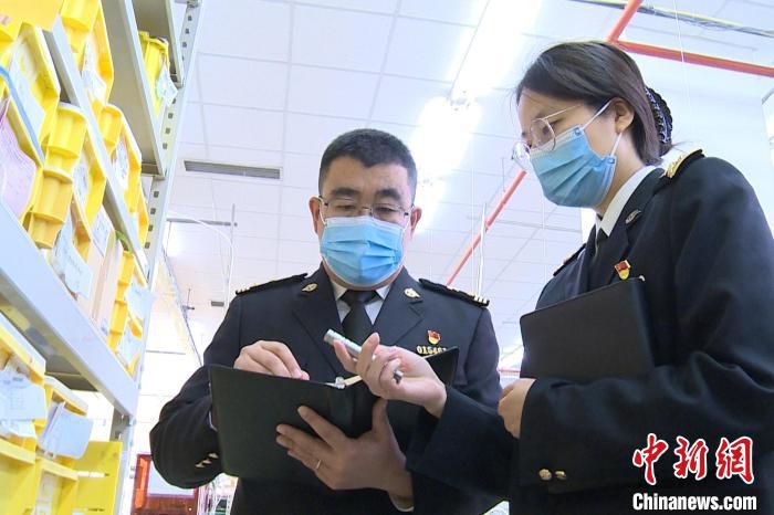 图为北京海关所属亦庄海关关员在SMC(中国)生产车间进行监管。　欧俊涛 摄