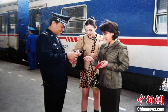 2001年，孙方平值乘南宁至北京西Z5次列车时，为旅客找回遗失的耳环 。　警方供图