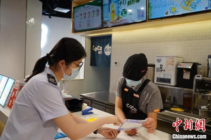 图为珠海市税务人员为餐饮企业送上特困行业社保费缓缴政策 岳瑞轩 摄