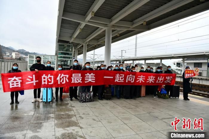 陕西开行今年首趟免费“点对点”定制高铁务工专列。　郝正国 摄
