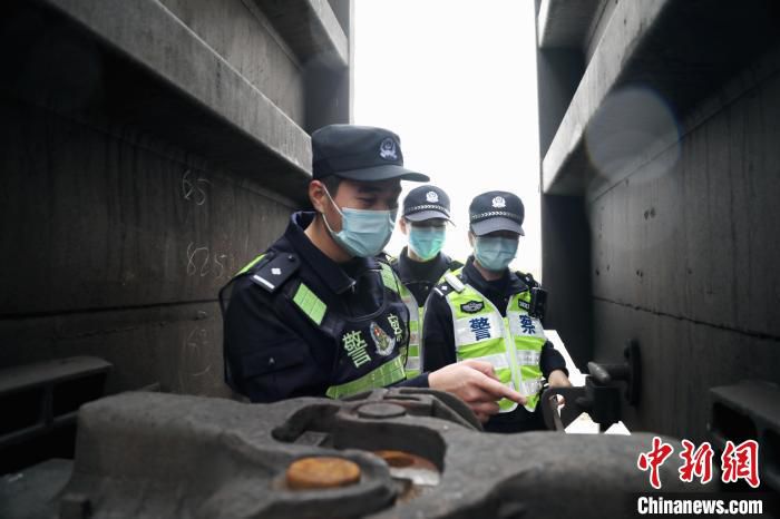 图为梁冬雪和同事在开展站车清查工作。　符振华 摄