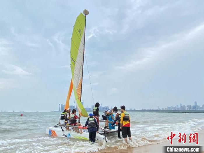 市民游客在海口体验帆船项目感受滨海风光。　符宇群 摄
