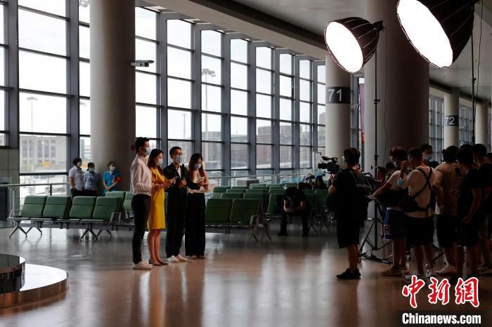 上海机场开启年内第二场线上直播。　殷立勤 摄