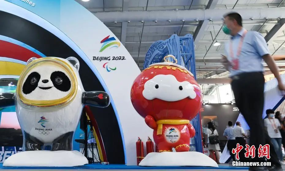 图为2022年北京冬奥会和冬残奥会吉祥物——“冰墩墩”和“雪容融”吸引参观者。中新社记者 张兴龙 摄