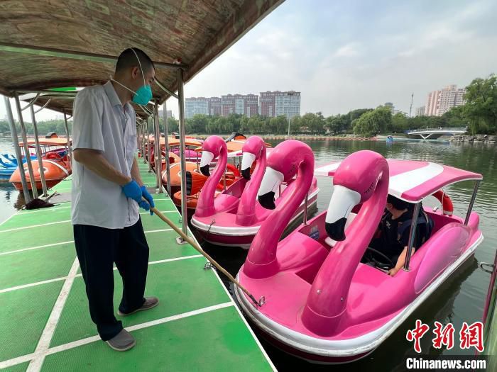 图为市民在玉渊潭公园乘游船。　北京市公园管理中心供图
