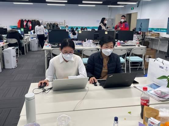 项目组驻场工作人员在MMC进行系统调试和应用