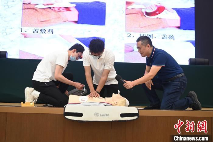 志愿者们正在练习心肺复苏术。　安源 摄