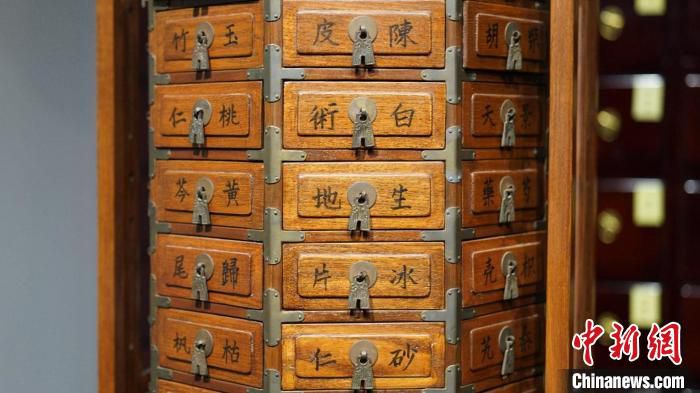磐安江南药镇博览馆内一只已有百年历史的中药盒。　董易鑫 摄