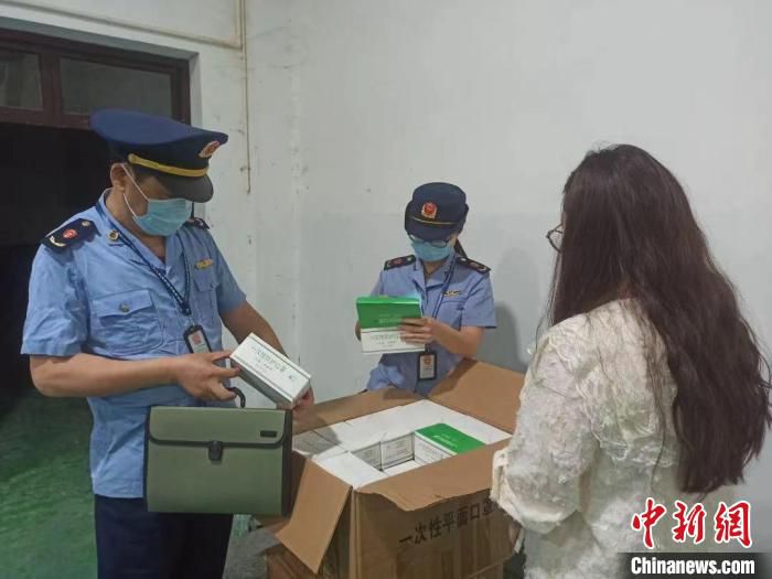 市场监管部门执法人员开展检查。　宁波市市场监管局 供图