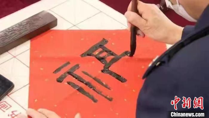 一幅幅翰墨飘香的“福”字受到了民众们的欢迎 毕赣斌 摄