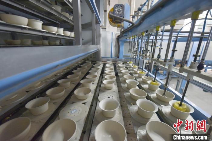 湖南华联溢百利瓷业有限公司的智能自动化生产线。　彭雪飞 摄