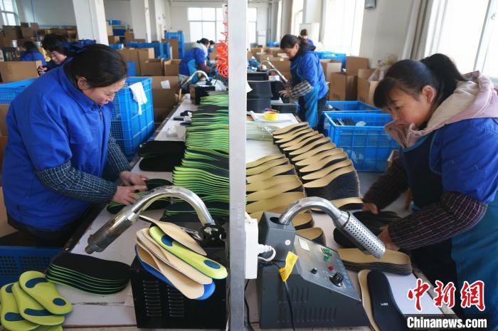 图为邦尼生产车间内，正在工作的员工们。她们大多为家在附近的群众。　韩章云 摄