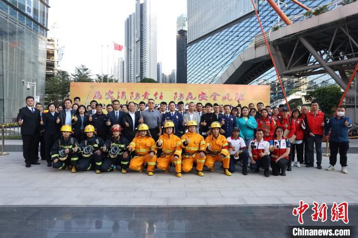 越秀金融大厦组织开展了消防应急与直升机联合的紧急救援演练 主办方供图