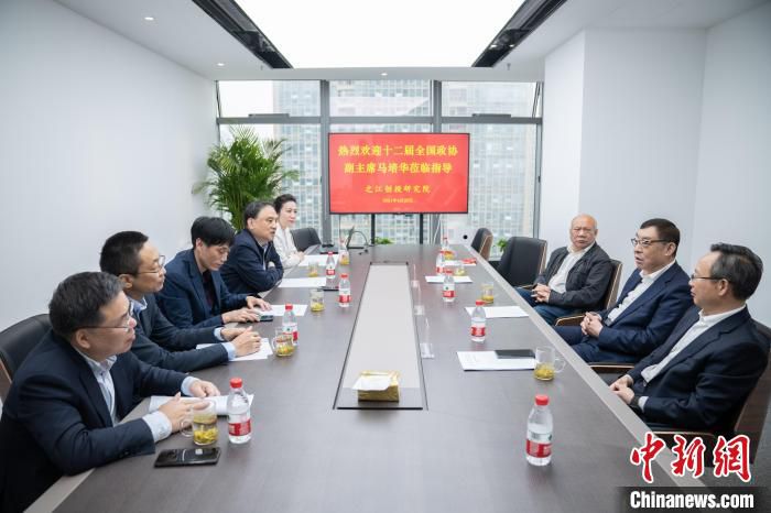 第十二届全国政协副主席、民建中央原第一副主席马培华考察之江创投研究院。　之江创投研究院供图