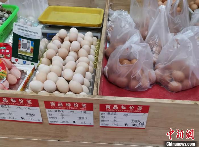 北京西城区某菜市场内的鸡蛋价格。 中新网记者 谢艺观 摄