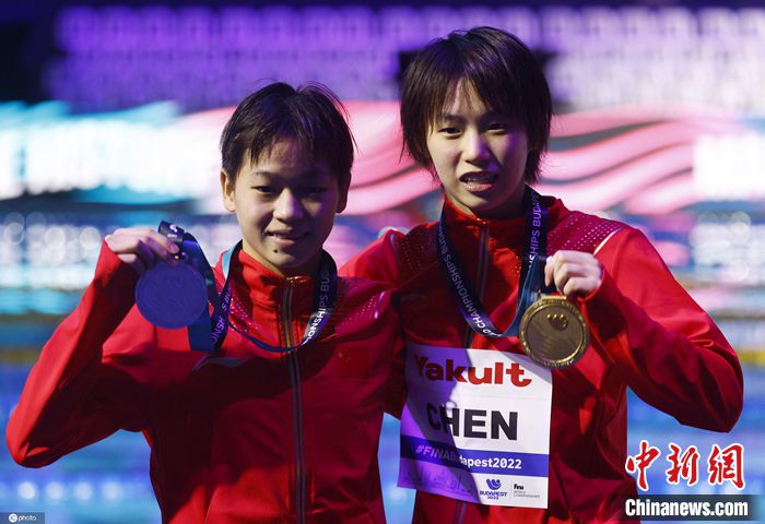 当地时间2022年6月27日，匈牙利布达佩斯，2022游泳世锦赛跳水女子单人10米板颁奖仪式。陈芋汐、全红婵包揽冠亚军。图片来源：东方IC