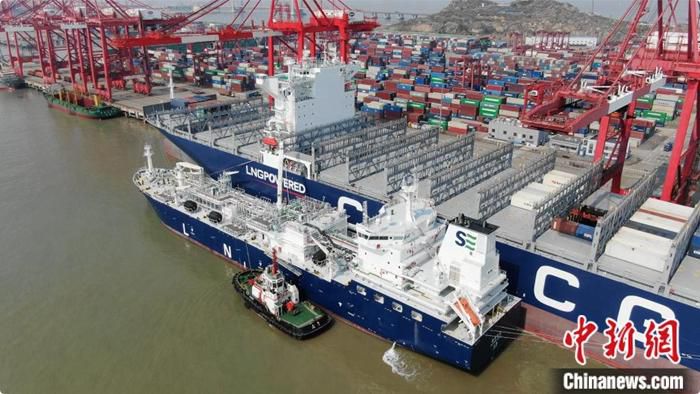 中国港口首次实现LNG“船到船”同步加注作业 上港集团供图

