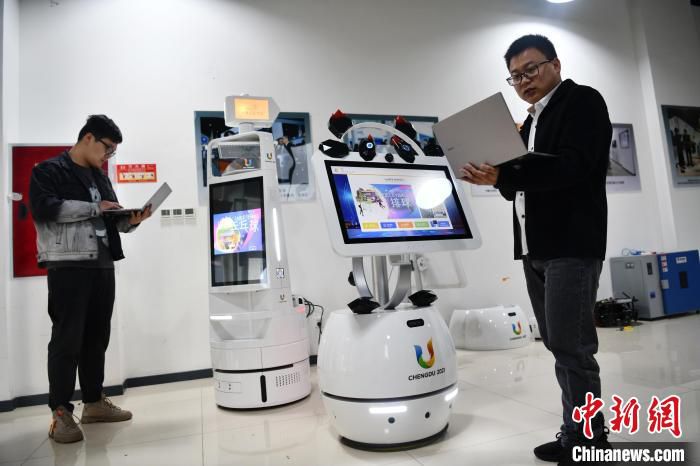 图为大运会机器人。　张浪 摄