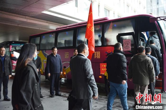 图为招商工作队乘车出发。　林洁琪 摄