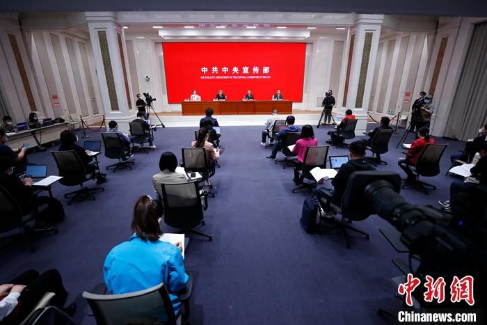5月17日，中共中央宣传部在北京举行“中国这十年”系列主题新闻发布会，请财政部副部长许宏才、审计署副审计长王陆进、国家税务总局副局长王道树介绍财税改革与发展有关情况，并答记者问。 中新社记者 富田 摄