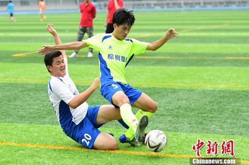 资料图：青少年足球比赛。中新社记者 陈文 摄