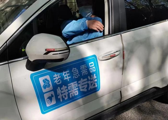 饿了么蓝骑士“老年特需专送车”正要出发