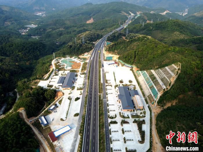 图为南靖土楼服务区。　陈海林 摄