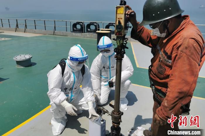 东营海关关员正在锚地对进口原油进行取样。(资料图) 李鹏飞 摄