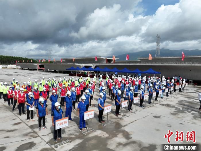 “广湛铁路青工技术比武”大赛在广湛铁路阳西制梁场拉开帷幕 魏婕 摄