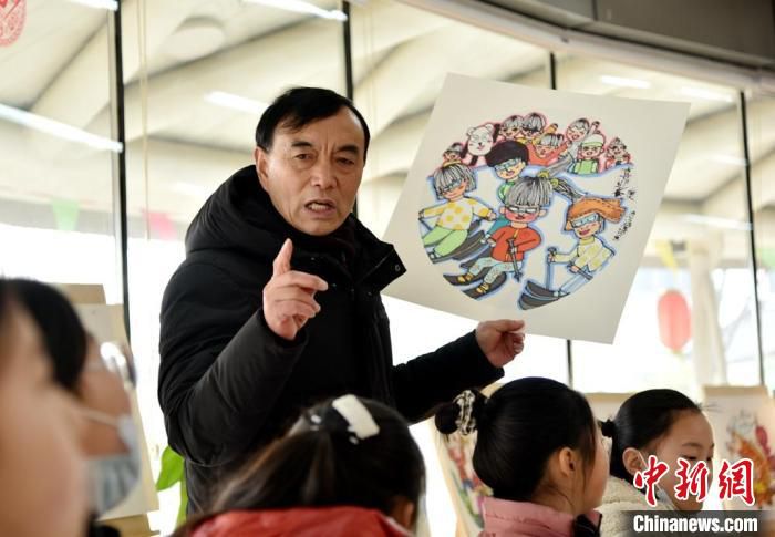 睢宁儿童画知名教师朱永在鲤鱼山庄文化中心为孩子们讲授“冬奥遇到中国年”儿童画创作要点。　朱志庚 摄