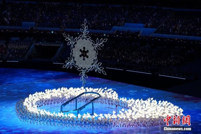 2月4日晚，第二十四届冬季奥林匹克运动会开幕式在北京国家体育场举行。图为主火炬。 中新社记者 崔楠 摄