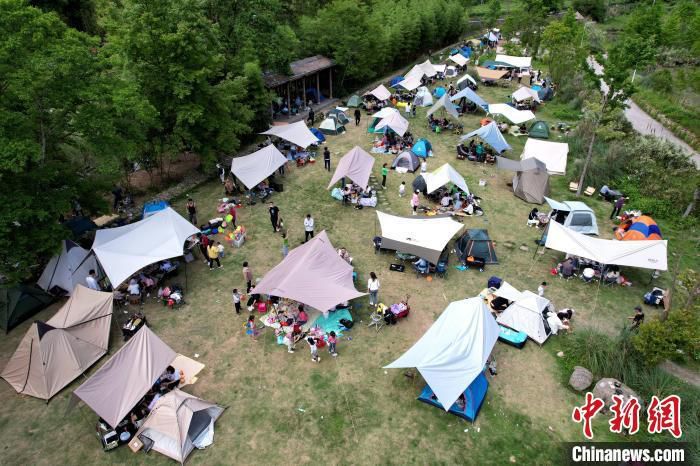 市民在九峰村“安营扎寨”，享受假期。　王东明 摄

