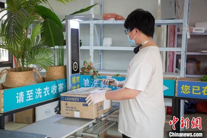 上海第二工业大学自主设计的“灭毒安检机” 可为进校的快递包裹、箱包、文件等物品进行全方位消毒。　上海第二工业大学 摄