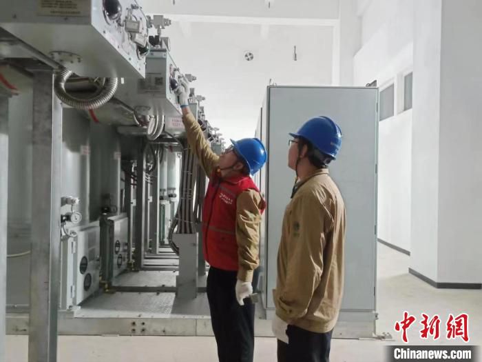 图为国网雄安新区供电公司工作人员检查组合电器。　远航 摄