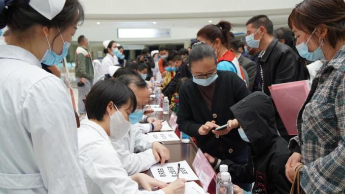 　　图：“新氧美丽计划”公益行贵州义诊活动现场