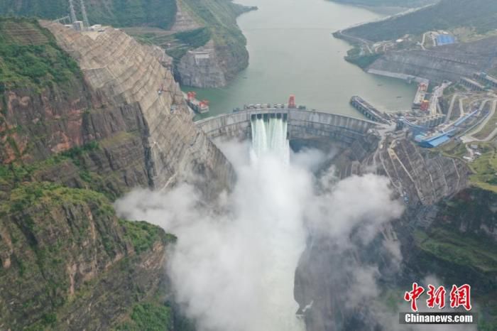 5月27日，记者从中国水利水电第四工程局有限公司(以下简称“水电四局”)获悉，当日上午10点15分，由水电四局承建的白鹤滩水电站5号机组完成并网前全部试验，进入72小时试运行阶段。带负荷试验表明，5号机组3部轴承振摆均在5“道”(50微米)以内，意味着白鹤滩水电站5号机组成为世界上第一个轴承振摆低于5“道”的百万千瓦水电机组。资料图为云南省与四川省交界处金沙江上游白鹤滩水电站全景。中新社发 　水电四局 　供图