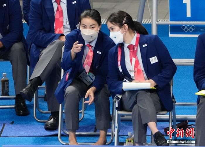 8月5日，在东京奥运会跳水项目女子10米跳台决赛中，中国选手全红婵466.20分夺得冠军，陈芋汐425.40分获得银牌。图为郭晶晶(前左)与陈若琳在比赛现场交流。 中新社记者 杜洋 摄