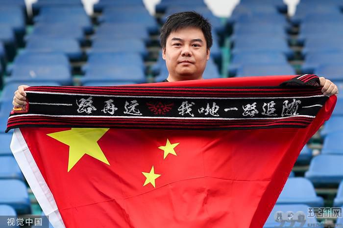 中国球迷为国足加油。