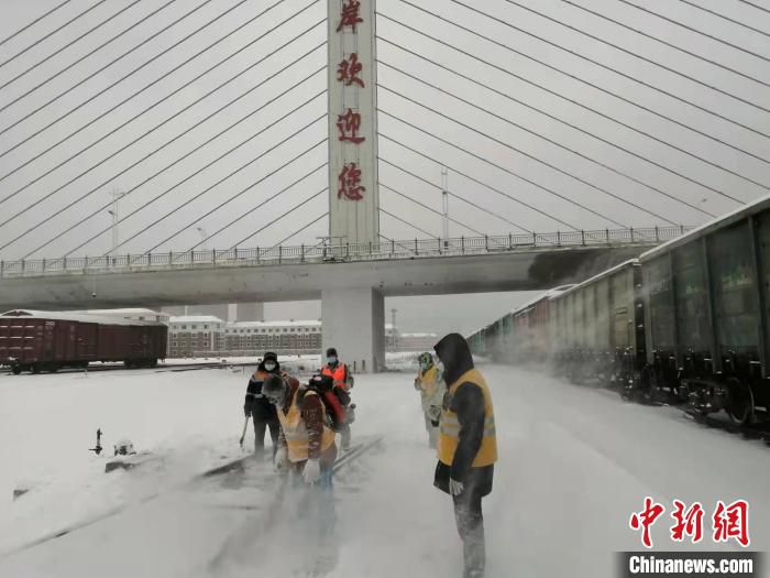 绥芬河口岸站清冰除雪。　曲艺伟 摄