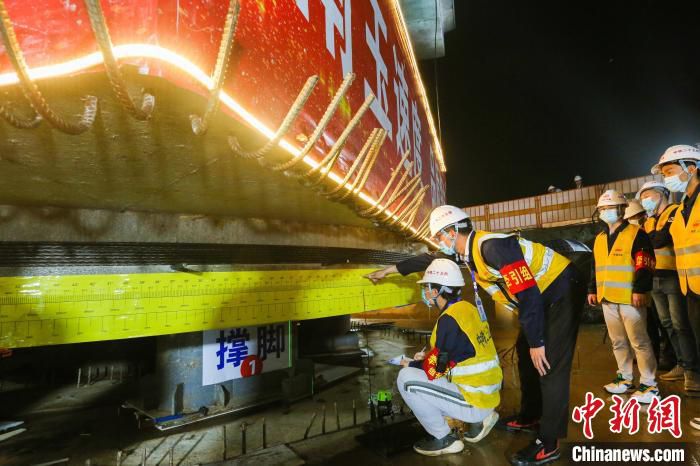 南玉铁路那舅特大桥上跨湘桂铁路转体桥转体现场。　周群能 摄