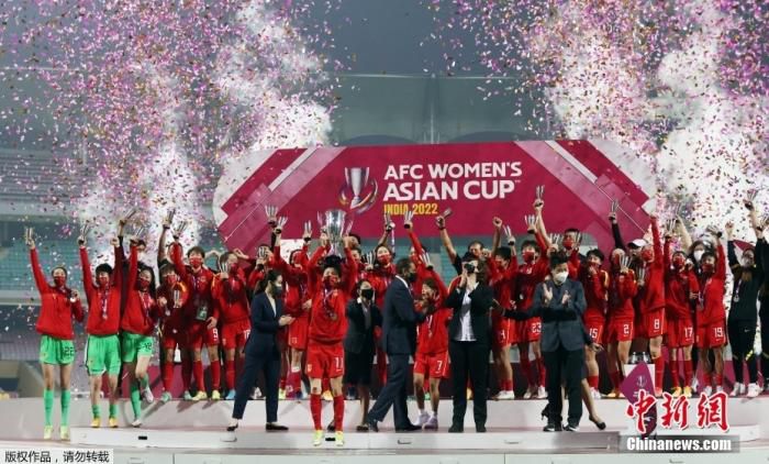 2月6日晚，中国女足3:2逆转韩国女足夺得亚洲杯冠军。比赛中，韩国队先入两球，下半场唐佳丽、张琳艳4分钟内连入两球扳平比分。第93分钟，肖裕仪打进绝杀球。这是中国女足第9次夺得亚洲杯冠军。图为中国女足队员捧杯。
