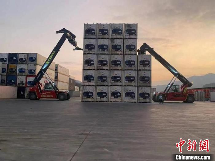 图为物流中心车辆进行吊柜作业 广西商务厅供图