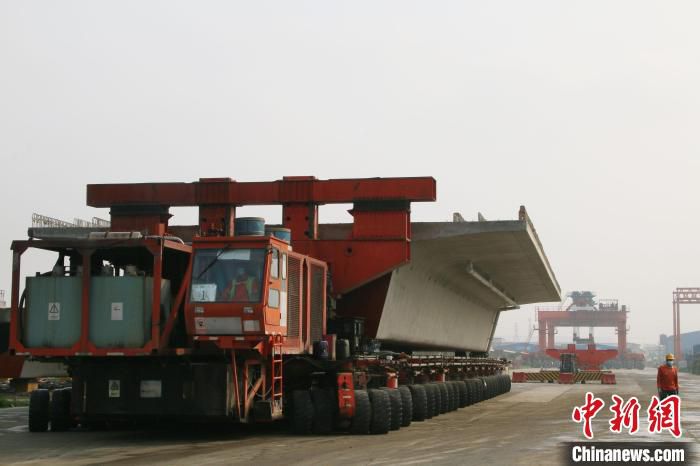 图为运梁车出场。 李金朋 摄 图为运梁车出场。 李金朋 摄