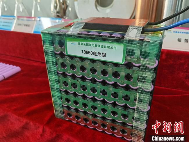 图为甘肃金昌境内一企业组装完成的新能源电池组。　冯志军 摄