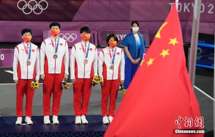 东京奥运会女子三人篮球铜牌战中，中国三人女篮16-14击败法国队，获得女子三人篮球铜牌。图为颁奖仪式。中新社记者 杜洋 摄